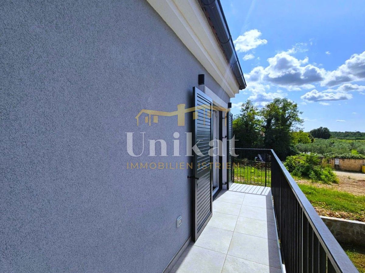 Novogradnja: hiša s 3 spalnicami in bazenom - pogled na morje